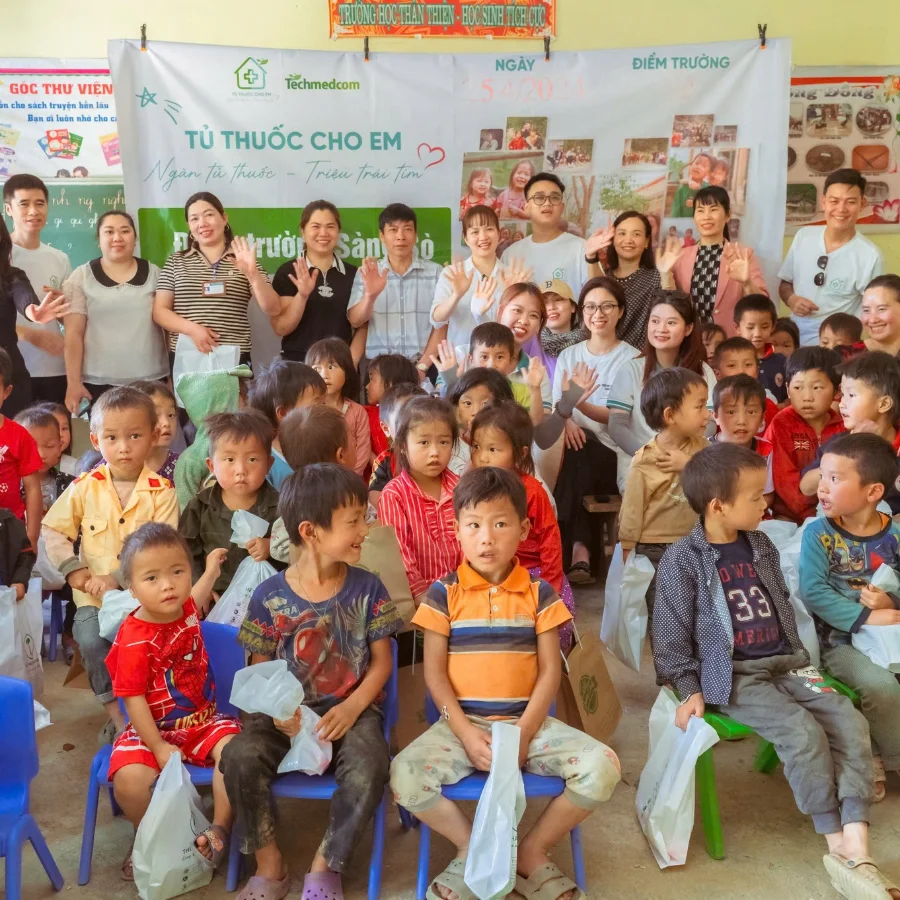 Tủ Thuốc Cho Em — trao quà vùng cao